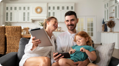 Imagen de familia con una tablet.