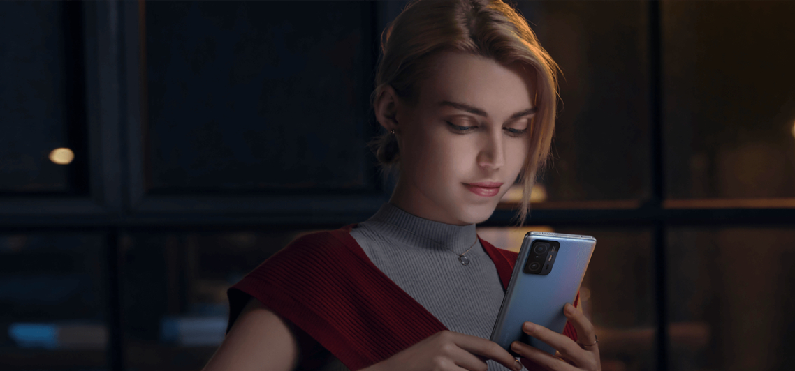 Mujer viendo la pantalla del Xiaomi 11T Pro