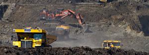 Minería: camiones en mina
