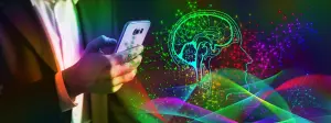 hombre utilizando su celular donde se proyecta un cerebro que representa la inteligencia artificial