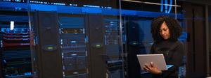 mujer analizando datos en un data center