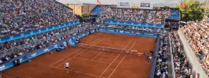 Cancha de tenis con publico y jugadores en pleno punto de match