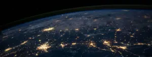 circunferencia de la tierra en la noche desde el espacio, con destellos de luces.