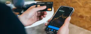persona haciendo compra en línea con su teléfono