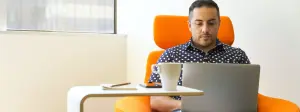 hombre en su computador viendo digitalización para su pyme