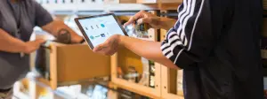 persona revisando catálogo online de tienda para comprar