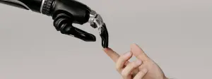 mano robotica y mano humana