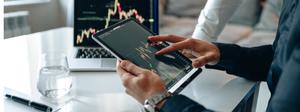 big data: hombres viendo tablet con gráficos