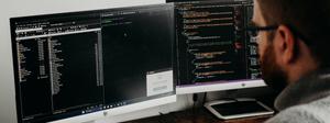 Data science: experto frente a pantallas con códigos