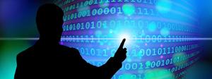 perfil de persona apuntando a pantalla con datos
