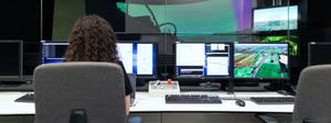 Google cloud: persona frente a pantallas con datos