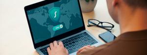 Persona frente al computador con protección de privacidad
