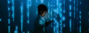 Persona viendo contenido en dispositivo, concepto de integración inteligencia artificial.