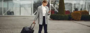 mujer de viaje al extranjero activando su roaming
