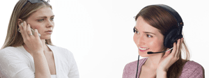 servicio al cliente: mujer de call center hablando con usuario