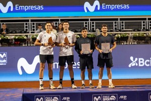 Ganadores en ChileOpen en el pódium con sus trofeos.