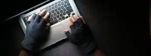 ciber atacante en su computadora