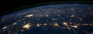 mirada desde el espacio de la tierra de noche con luces resplandecientes