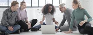 Equipo de trabajo creativo en oficina discutiendo el guion sobre un video que anuncie su negocio.