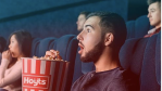 Imagen de Personas comiendo palomitas en el cine